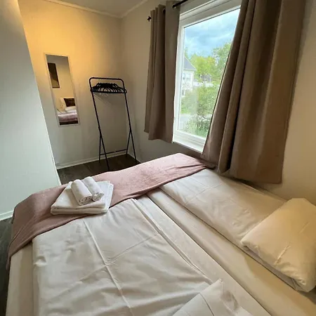 Trainstation With Free Parking Apartment *